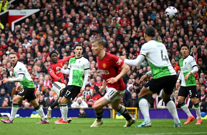 Quá đẳng cấp, Mainoo 'vẽ cầu vồng' tung lưới Liverpool - Bóng Đá
