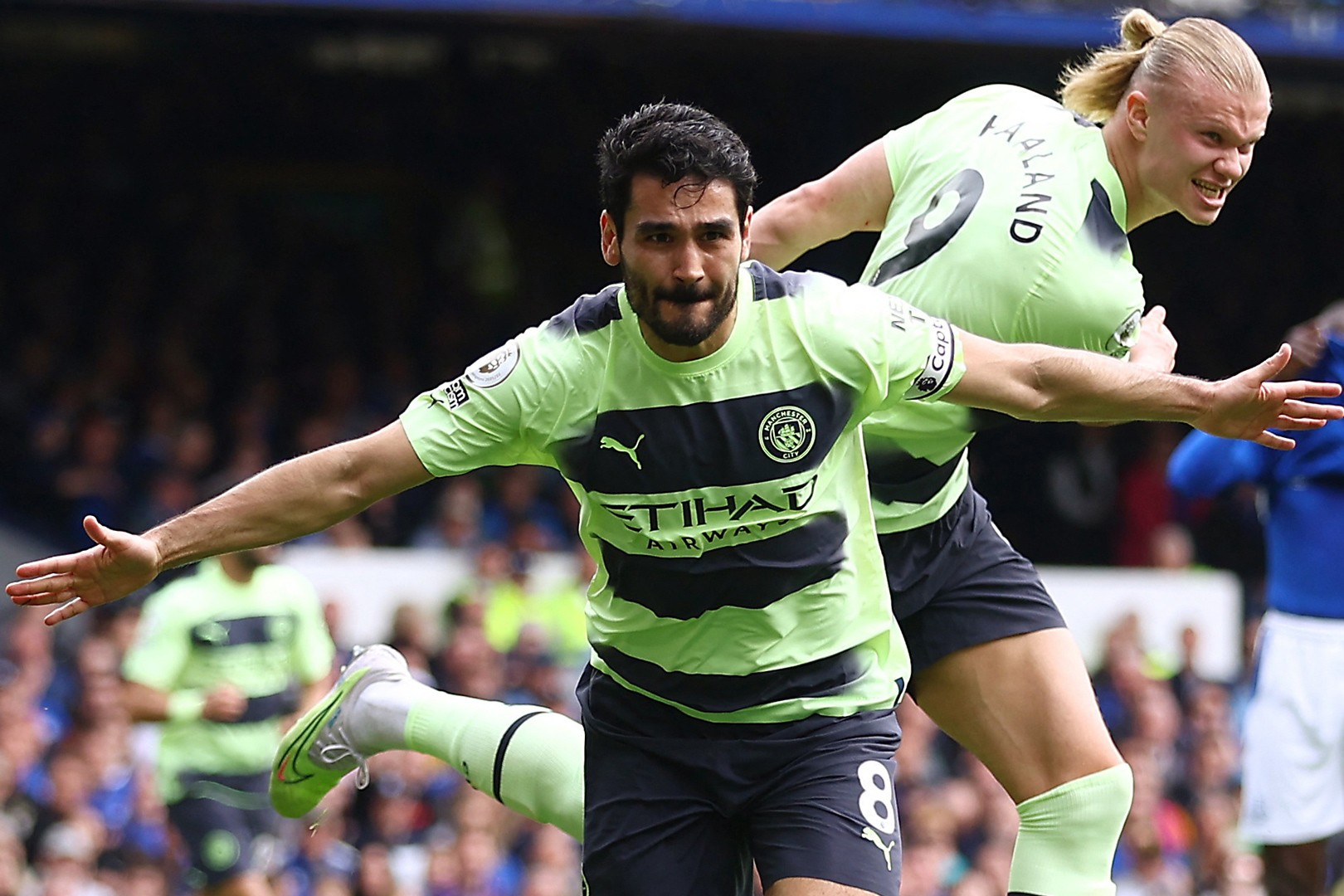 Ngoại hạng Anh: Arsenal dâng cúp cho Man City - Bóng Đá