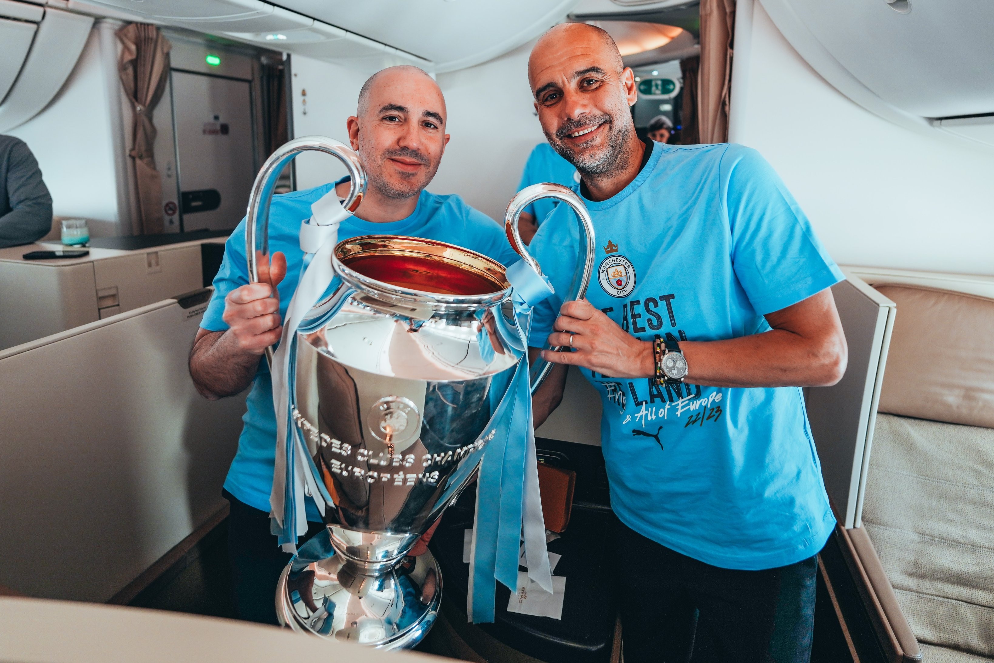 Pep Guardiola và dàn sao Man City khoe cúp 'cực lầy' trên máy bay - Bóng Đá