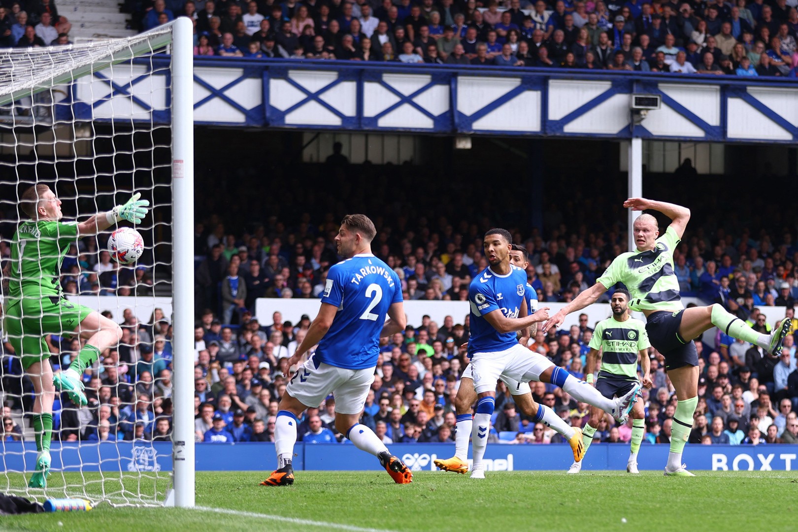 Ngoại hạng Anh: Arsenal dâng cúp cho Man City - Bóng Đá