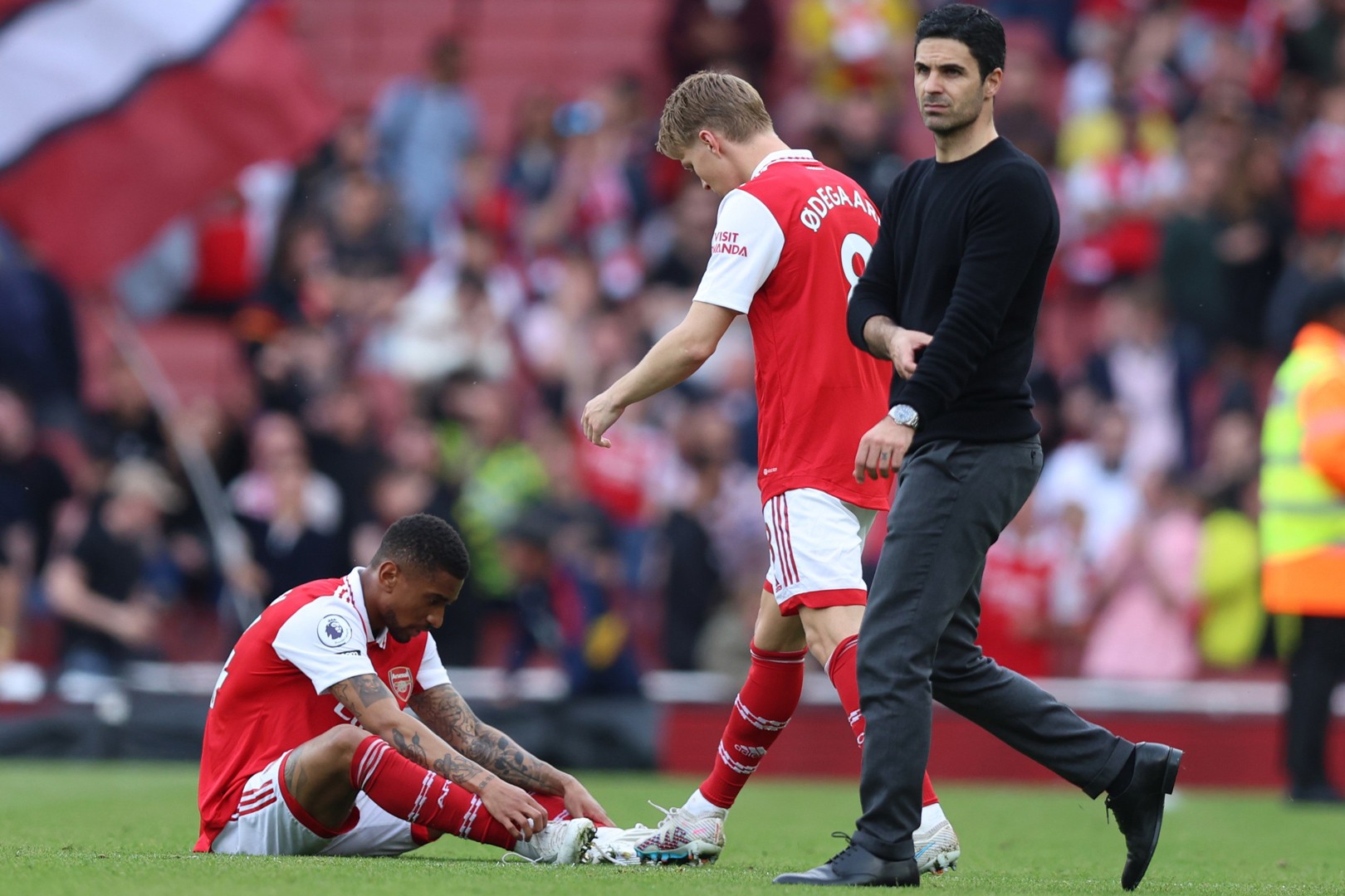 Ngoại hạng Anh: Arsenal dâng cúp cho Man City - Bóng Đá