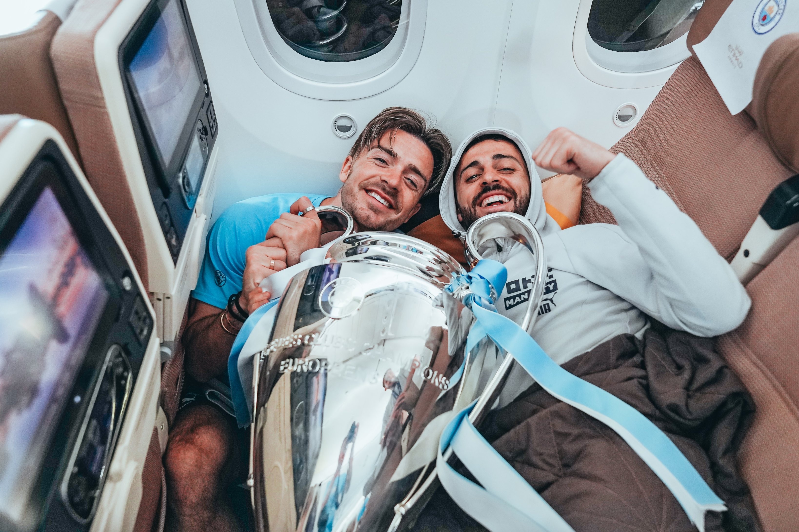 Pep Guardiola và dàn sao Man City khoe cúp 'cực lầy' trên máy bay - Bóng Đá