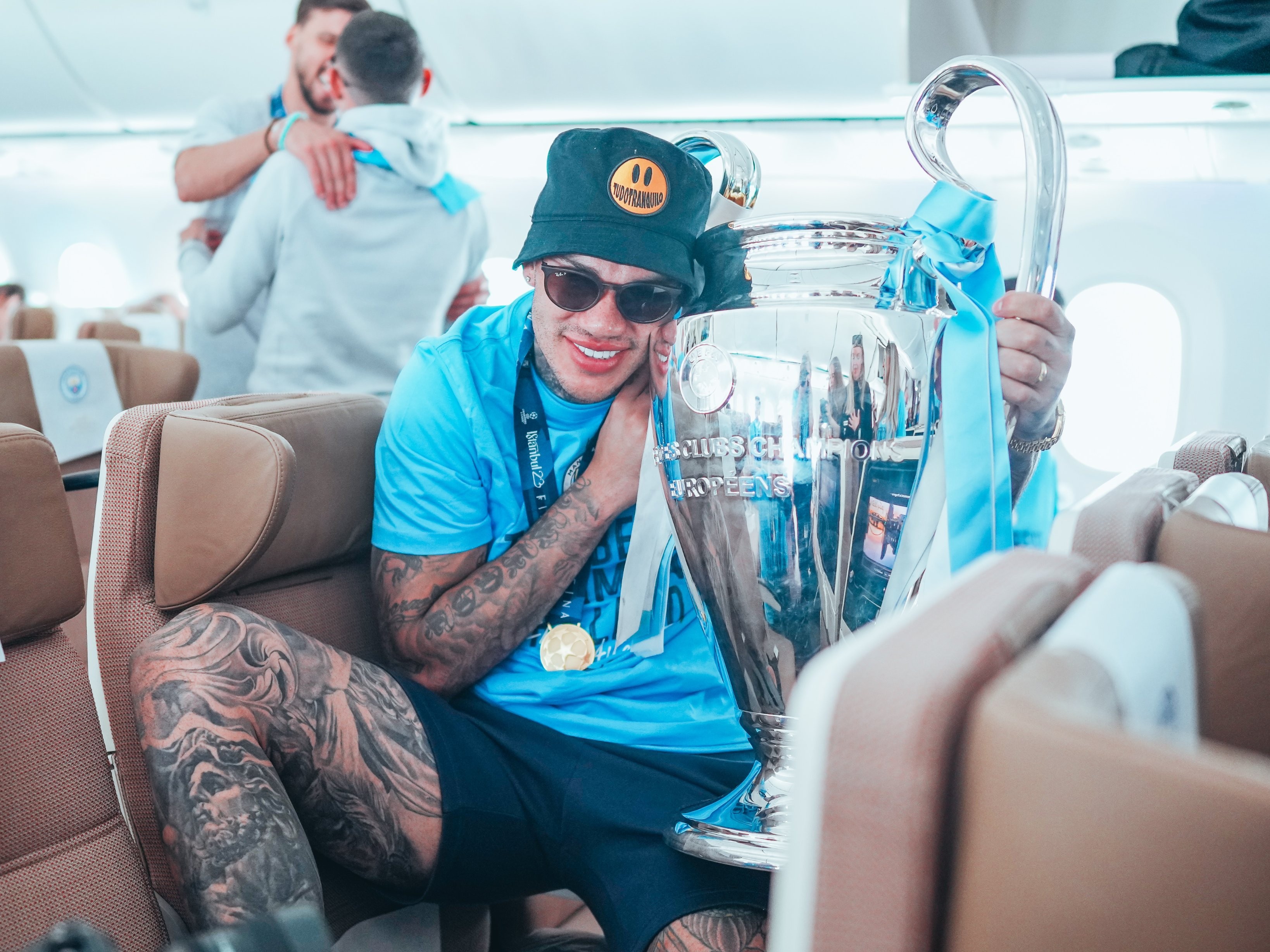 Pep Guardiola và dàn sao Man City khoe cúp 'cực lầy' trên máy bay - Bóng Đá