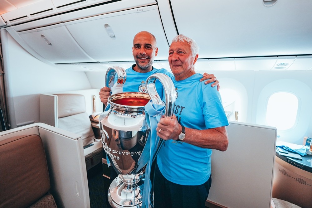 Pep Guardiola và dàn sao Man City khoe cúp 'cực lầy' trên máy bay - Bóng Đá