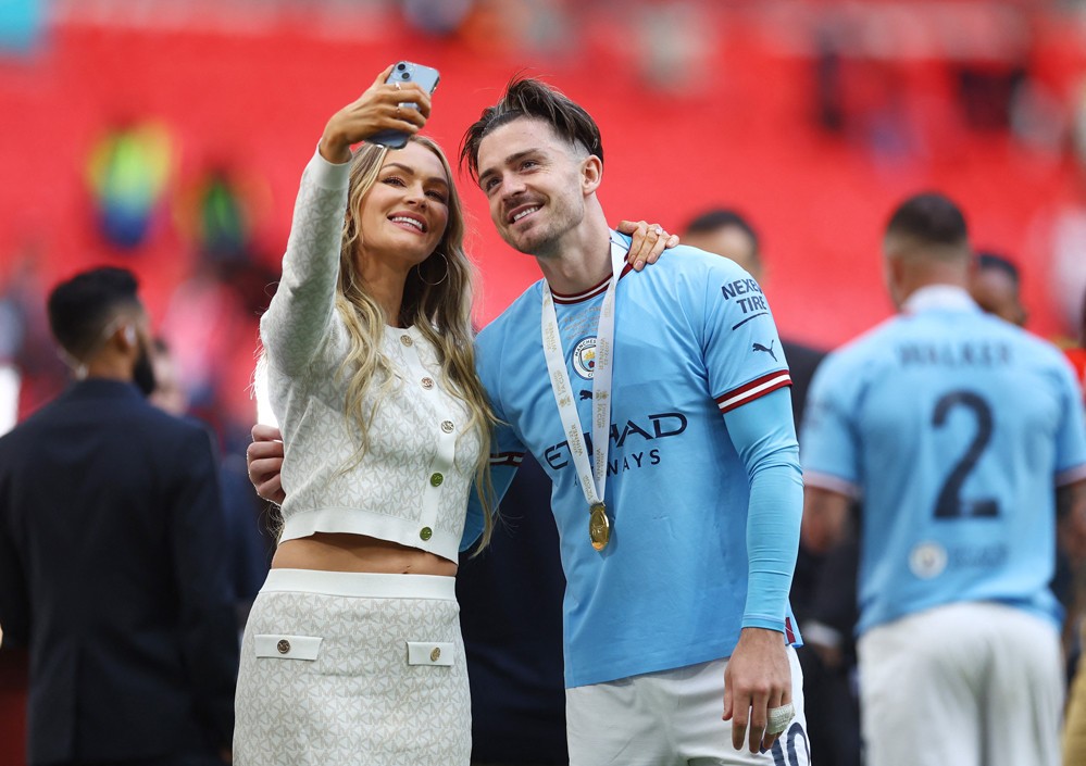 Jack Grealish 'selfie' ăn mừng cùng nữ MC xinh đẹp - Bóng Đá