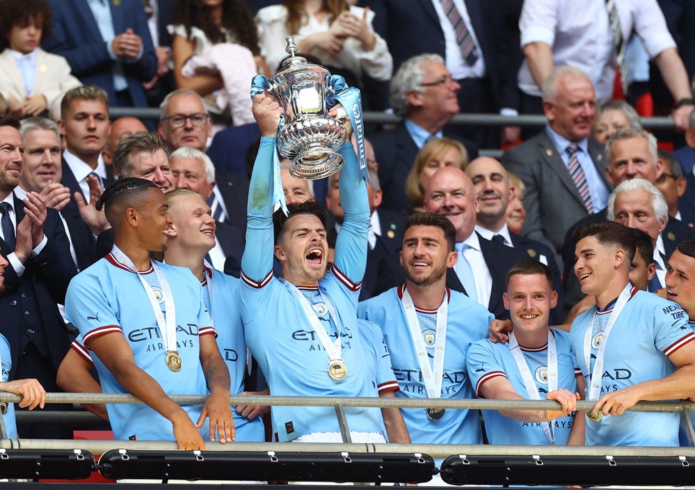 Jack Grealish 'selfie' ăn mừng cùng nữ MC xinh đẹp - Bóng Đá