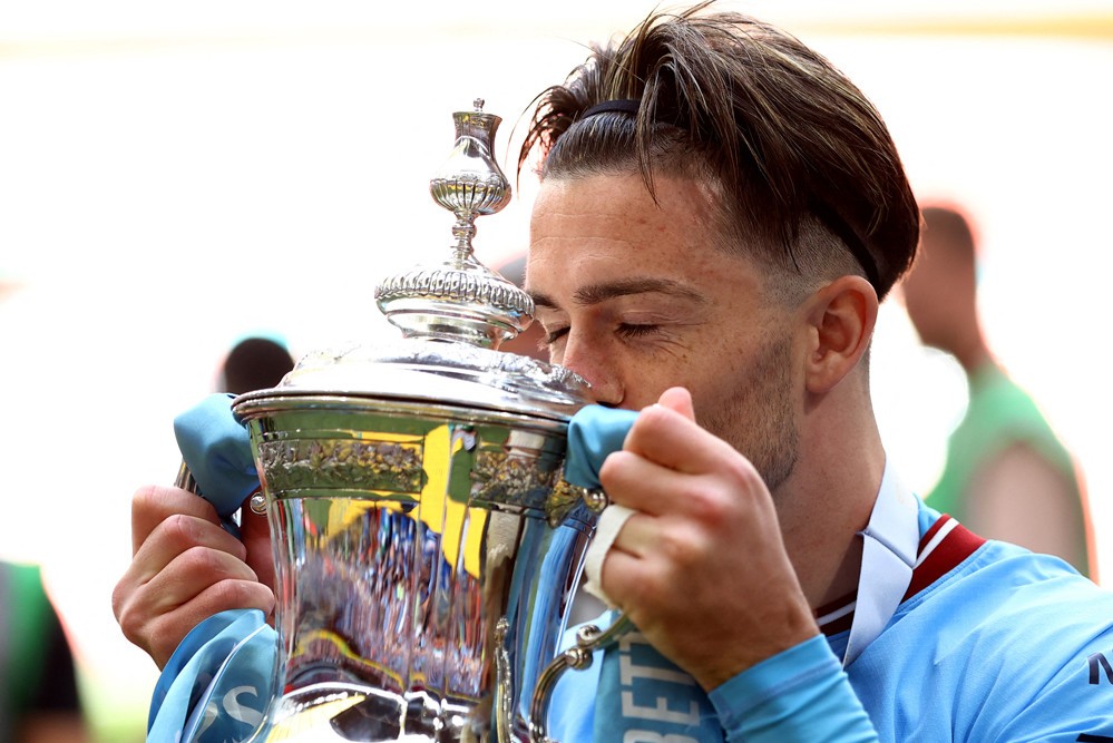 Jack Grealish 'selfie' ăn mừng cùng nữ MC xinh đẹp - Bóng Đá