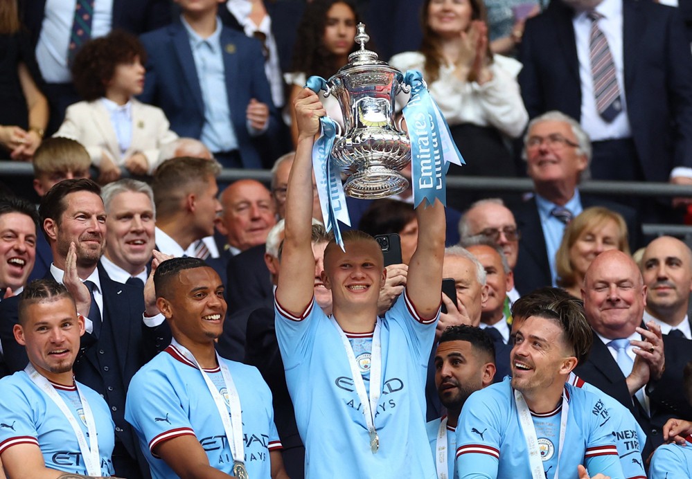 Jack Grealish 'selfie' ăn mừng cùng nữ MC xinh đẹp - Bóng Đá