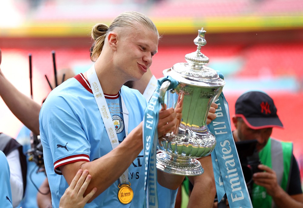 Jack Grealish 'selfie' ăn mừng cùng nữ MC xinh đẹp - Bóng Đá