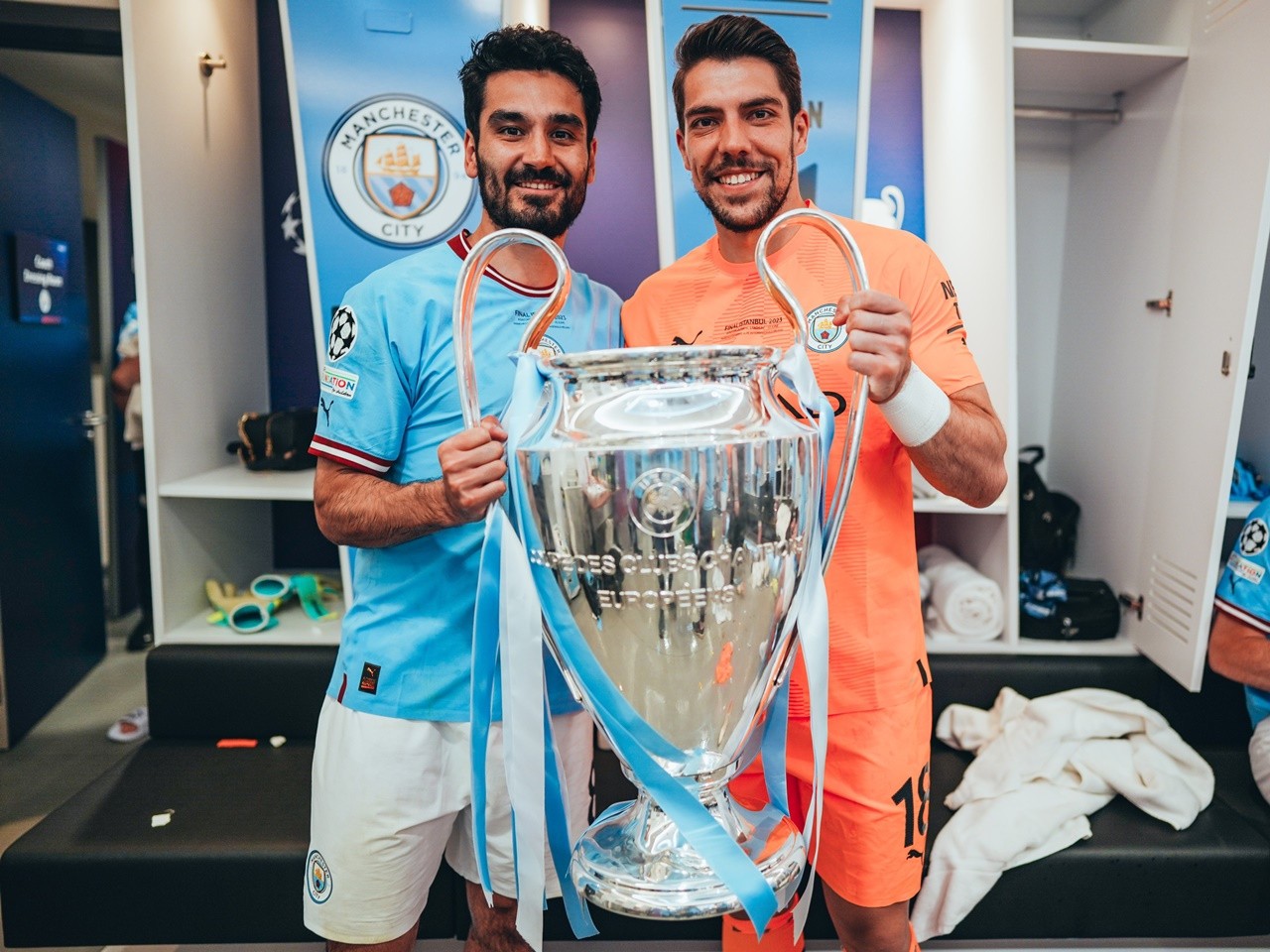 Dàn sao Man City quẩy tưng bừng trong phòng thay đồ - Bóng Đá