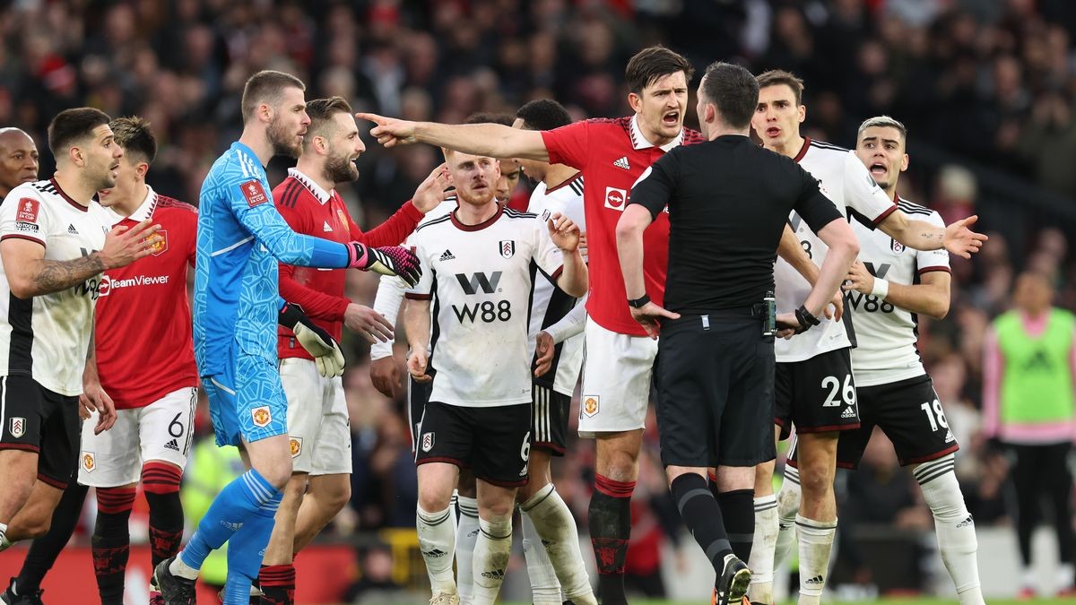 Man Utd jump above Arsenal as most-fined Premier League club after latest FA punishment - Bóng Đá