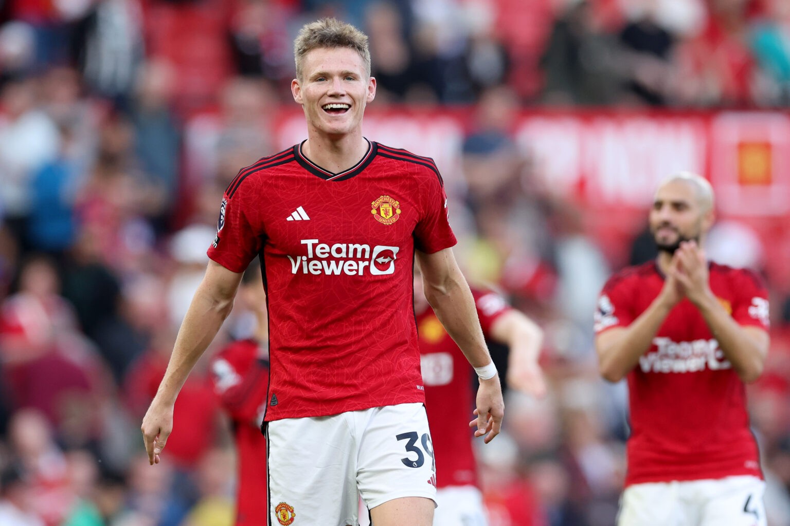 Bruno Fernandes and Donny van de Beek praise Scott McTominay after his heroics in 2-1 victory over Brentford - Bóng Đá