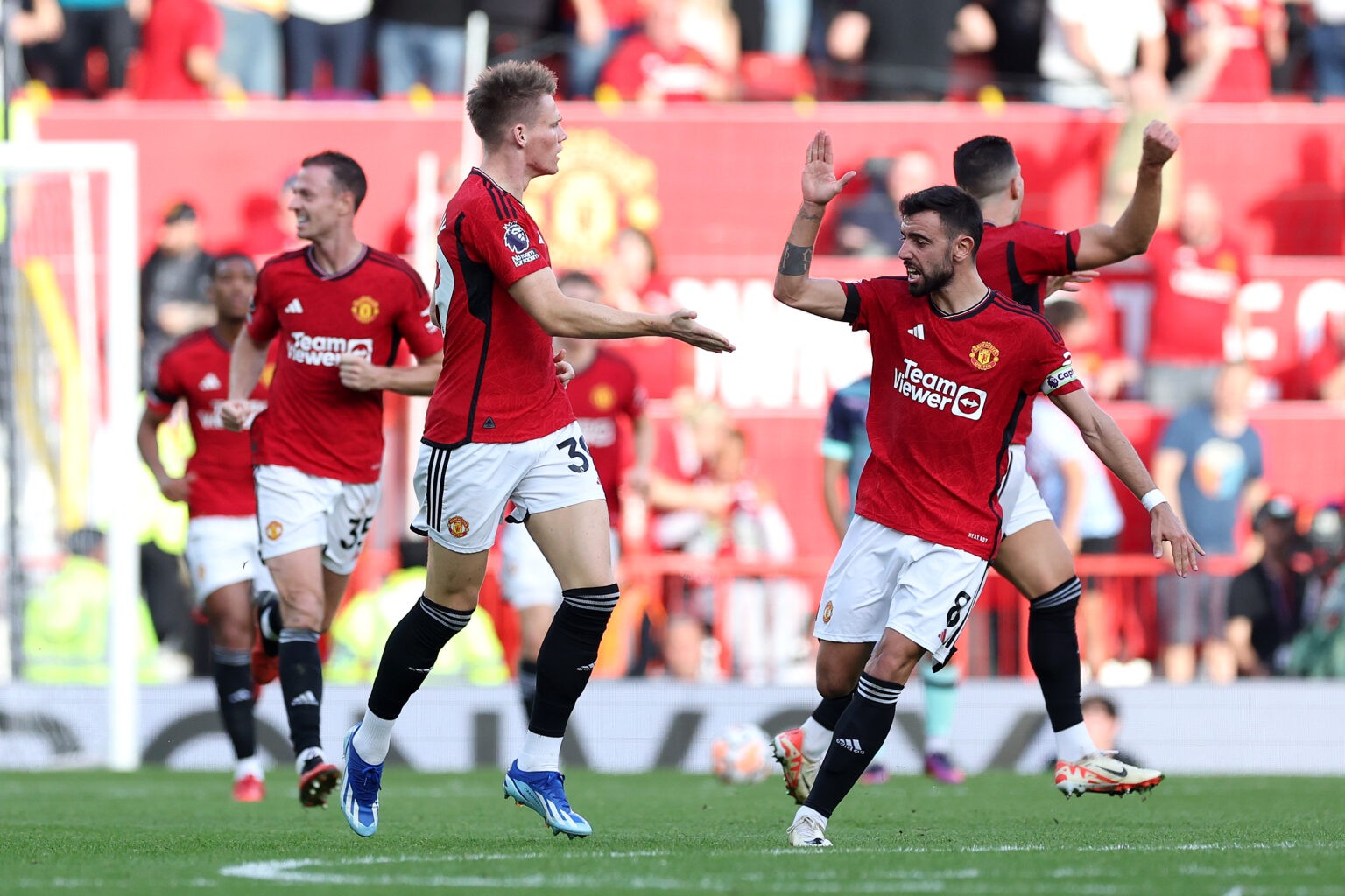 Bruno Fernandes reveals dressing room reaction after Man United’s dramatic win against Brentford - Bóng Đá