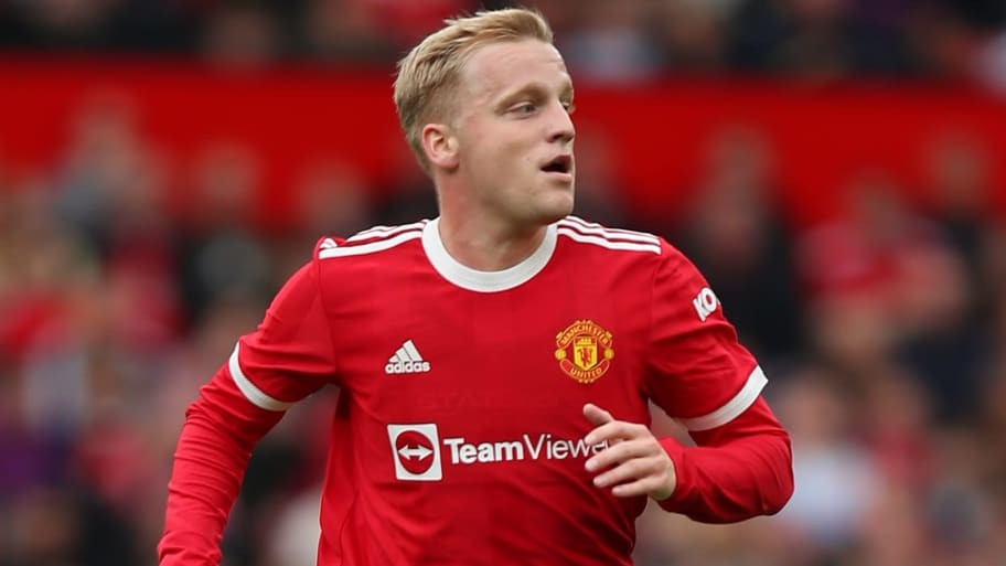 Không chỉ ném bã kẹo, Van de Beek còn vứt áo đầy tức giận - Bóng Đá