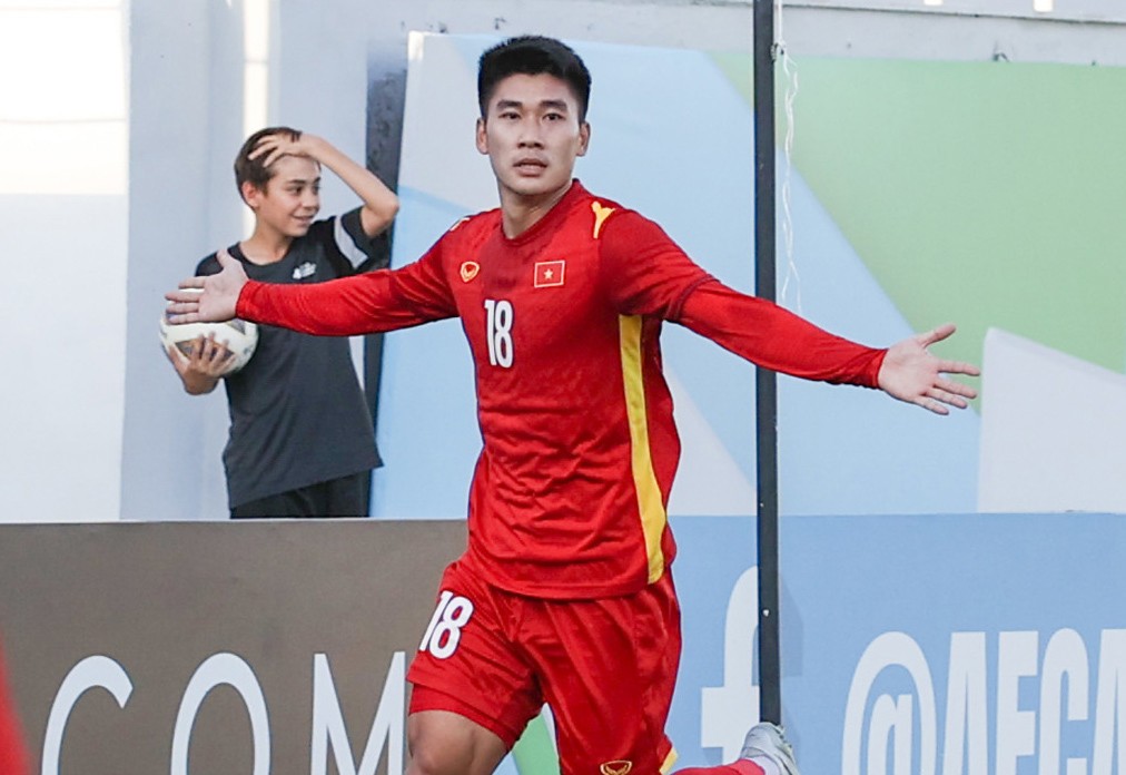 Olympic Việt Nam: HLV Hoàng Anh Tuấn gọi Nhâm Mạnh Dũng dự Asiad - Bóng Đá