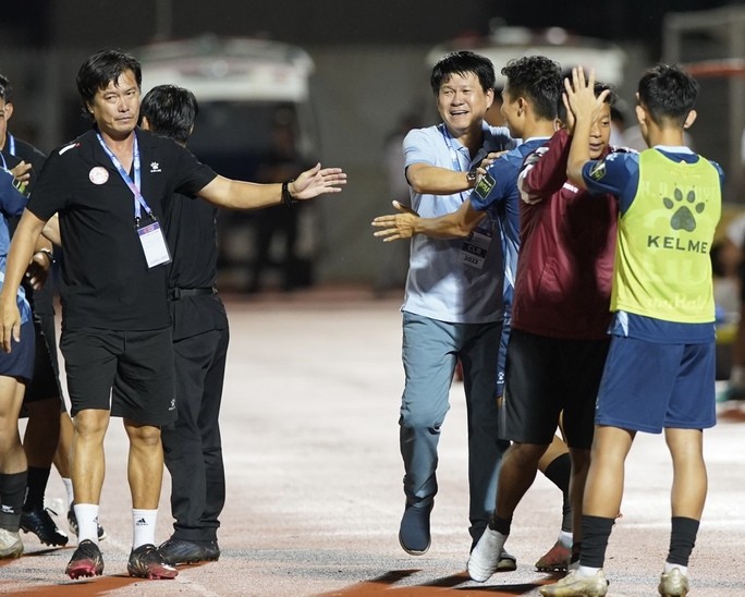 HLV Vũ Tiến Thành nói gì sau chiến thắng sát nút trước Đà Nẵng trên sân nhà? - Bóng Đá