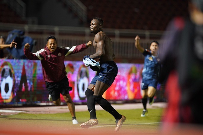 HLV Vũ Tiến Thành nói gì sau chiến thắng sát nút trước Đà Nẵng trên sân nhà? - Bóng Đá