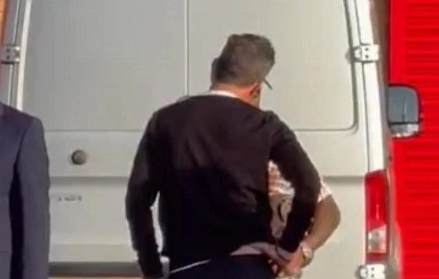 Manchester United midfielder Fred pulled aside by Fulham manager Marco Silva outside Old Trafford - Bóng Đá