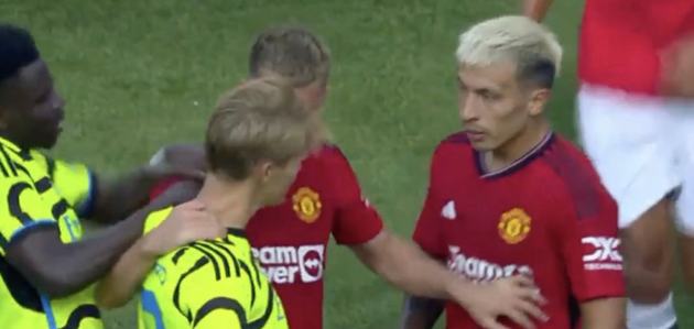 Lisandro Martinez lives up to nickname by wiping Bukayo Saka out and squaring-up to Martin Odegaard - Bóng Đá