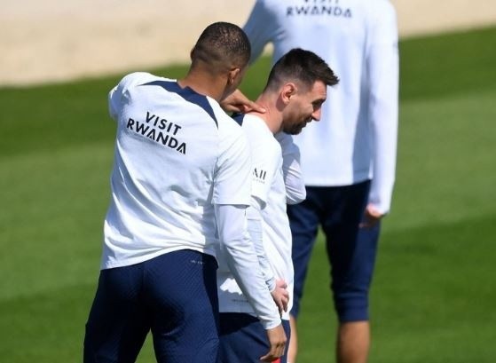 Messi, Mbappe thân thiết trước ngày chia tay - Bóng Đá