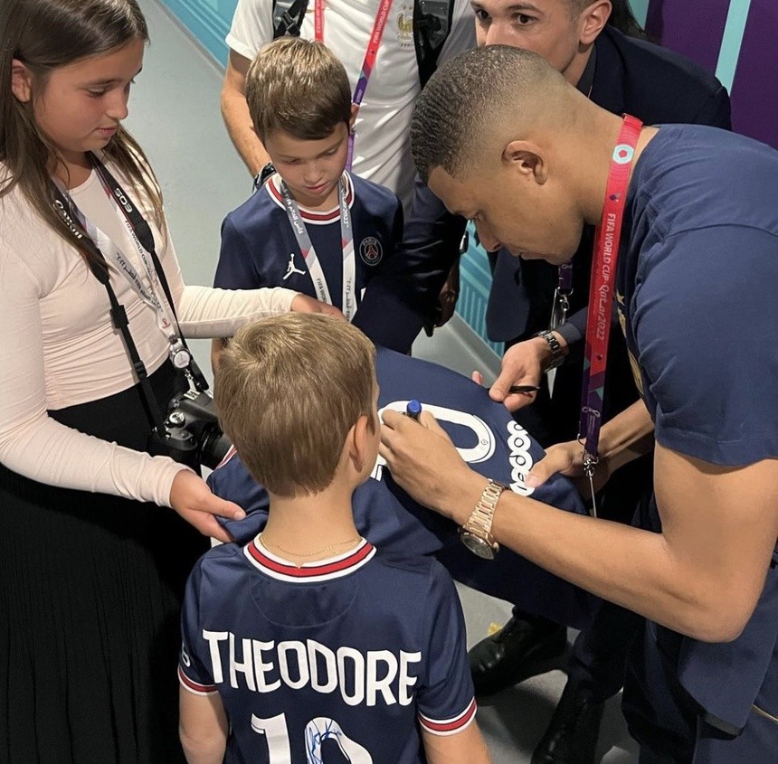 Mbappe chụp ảnh cùng con gái Donald Trump - Bóng Đá