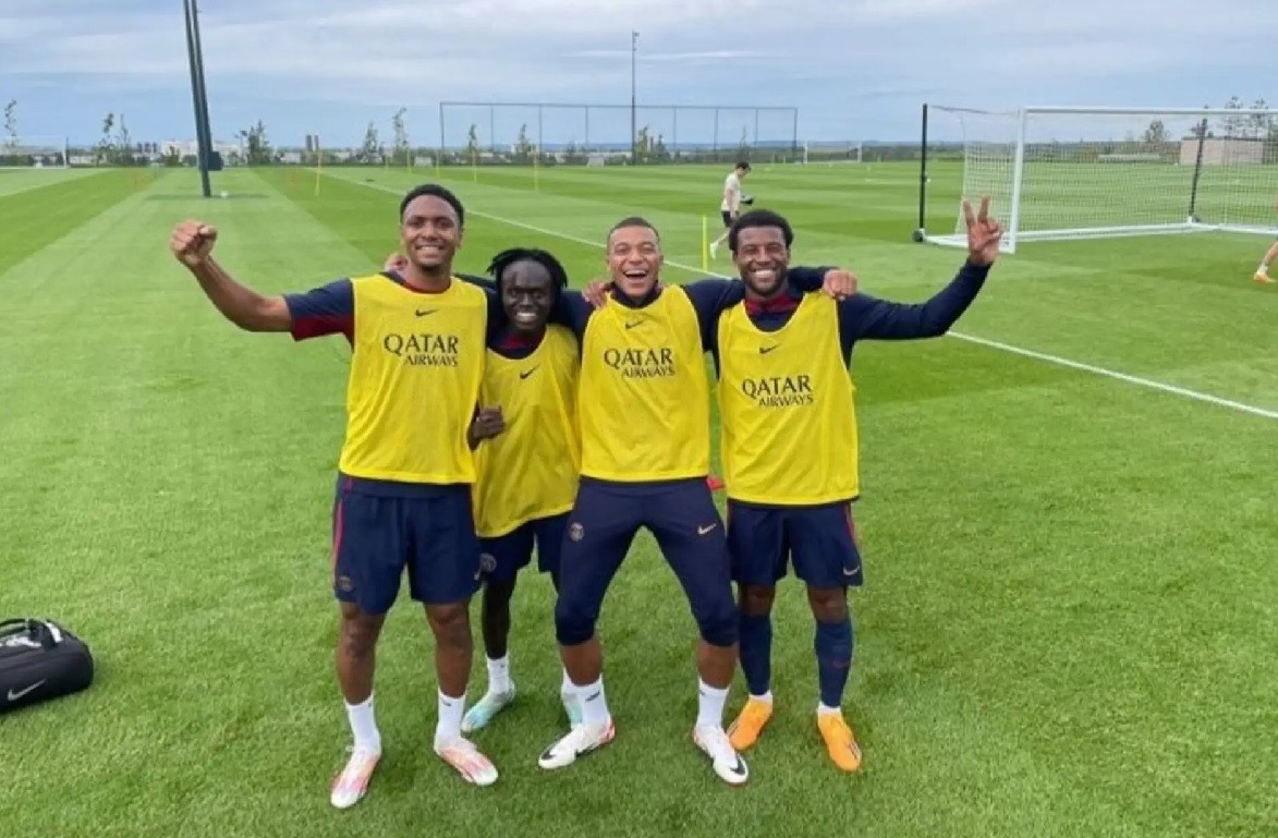 Mbappe bị bạc đãi vẫn… cười thả ga khiến PSG tức điên - Bóng Đá