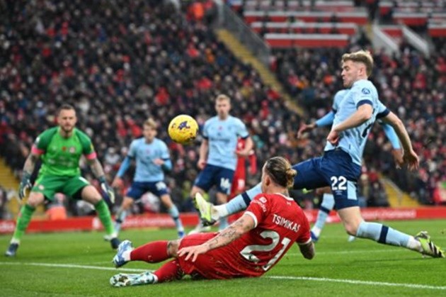 It's like Newcastle vs Arsenal all over again - but this ball looks most definitely in to me!