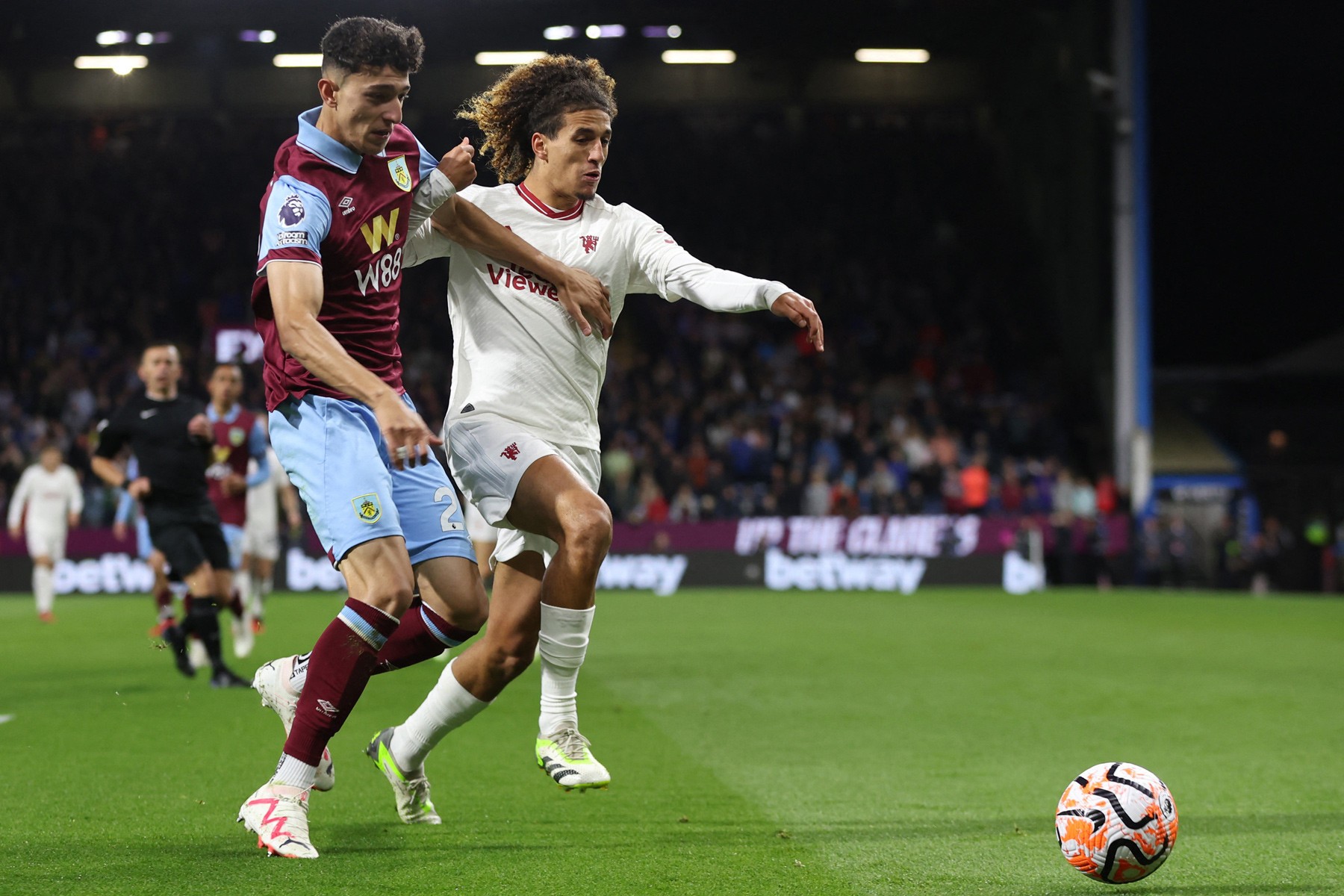 MU thắng nhọc Burnley: Sự xấu xí cần thiết - Bóng Đá