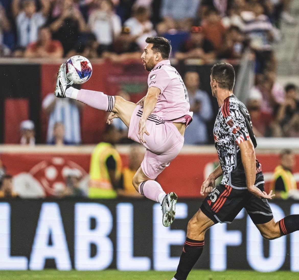 Messi kể chuyện vợ giao làm việc nhà trước giờ ngủ - Bóng Đá