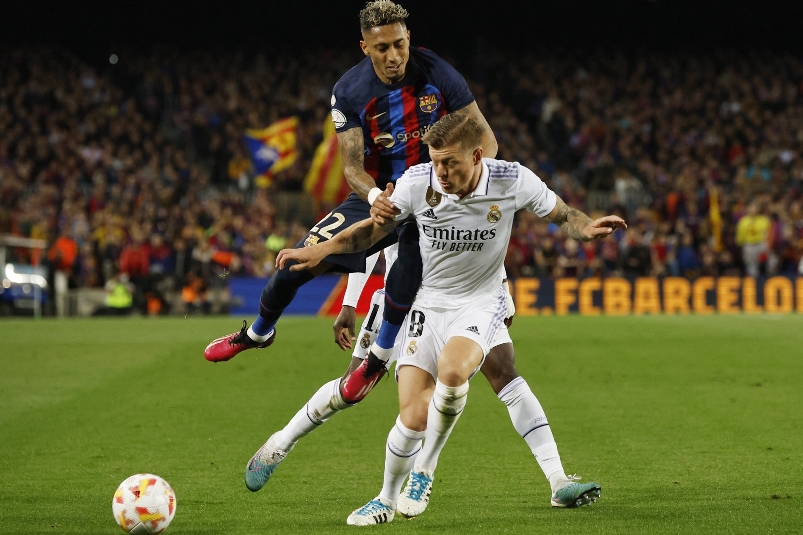 Barca loại bỏ 3 cầu thủ lấy tiền đón Messi - Bóng Đá
