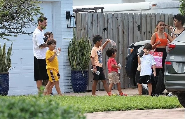 Messi đưa vợ con đi chơi, thư thả ‘thưởng’ trà trên đất Mỹ - Bóng Đá