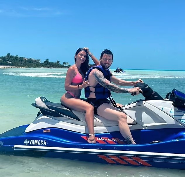 Messi vi vu 'cưỡi sóng' cùng vợ, hẹn đại náo Miami vào ngày mai - Bóng Đá