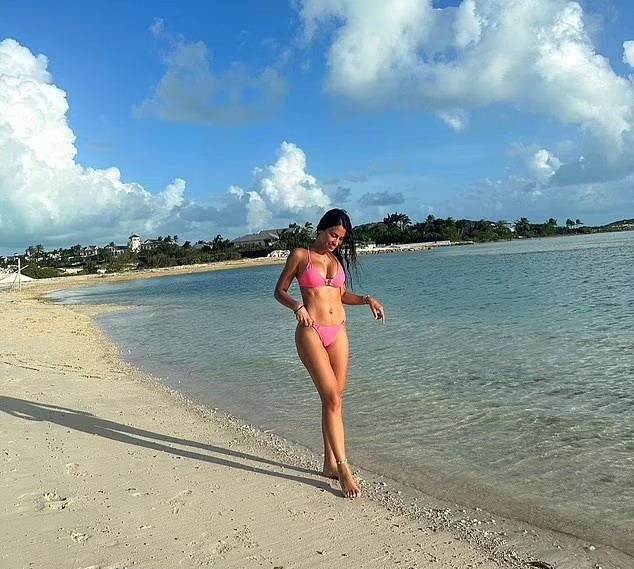 Messi vi vu 'cưỡi sóng' cùng vợ, hẹn đại náo Miami vào ngày mai - Bóng Đá