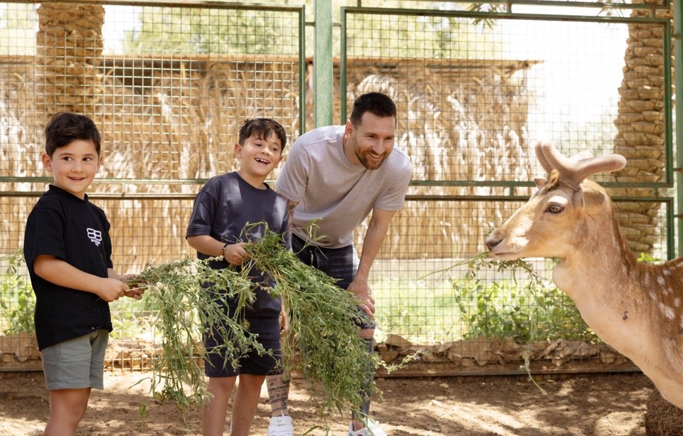 Messi tươi cười trong chuyến đi tới Saudi Arabia - Bóng Đá