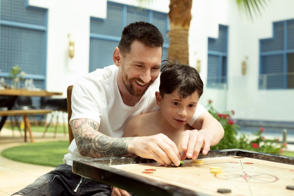 Messi tươi cười trong chuyến đi tới Saudi Arabia - Bóng Đá