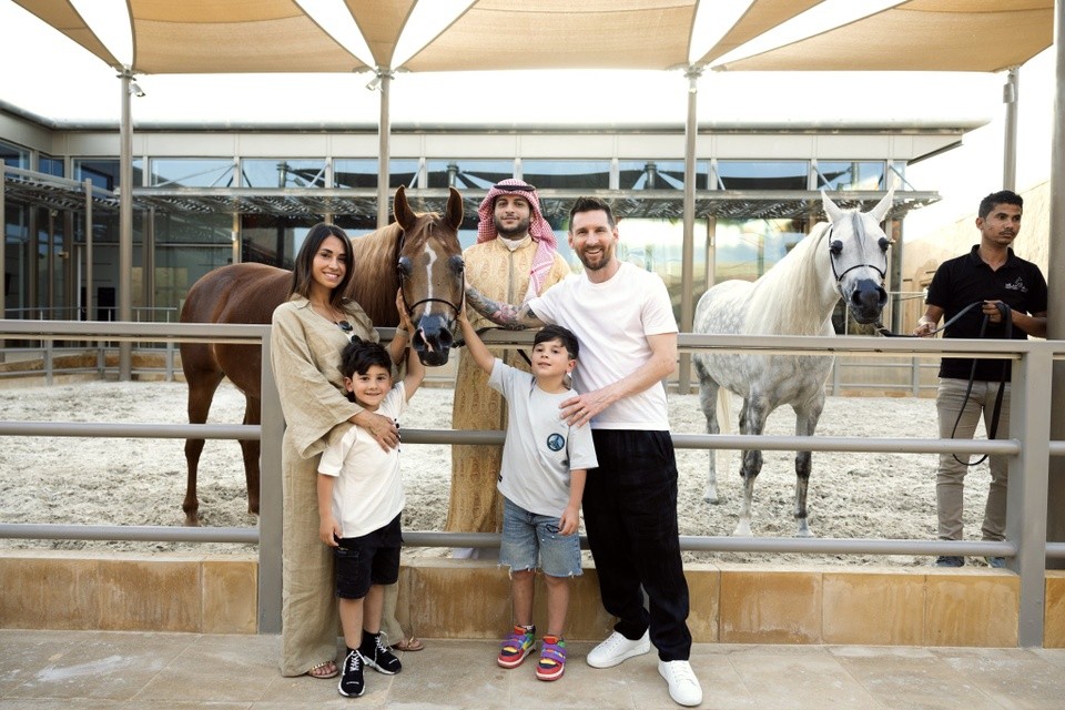 Messi tươi cười trong chuyến đi tới Saudi Arabia - Bóng Đá