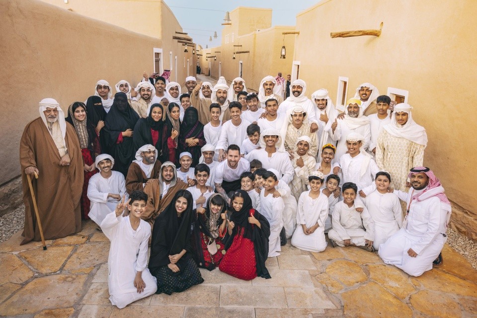 Messi tươi cười trong chuyến đi tới Saudi Arabia - Bóng Đá