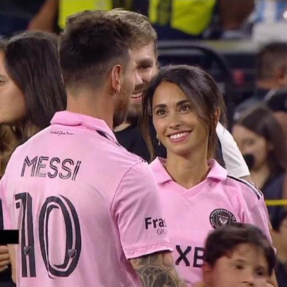 Vợ Messi ngượng chín mặt, ôm nhầm… chồng! - Bóng Đá