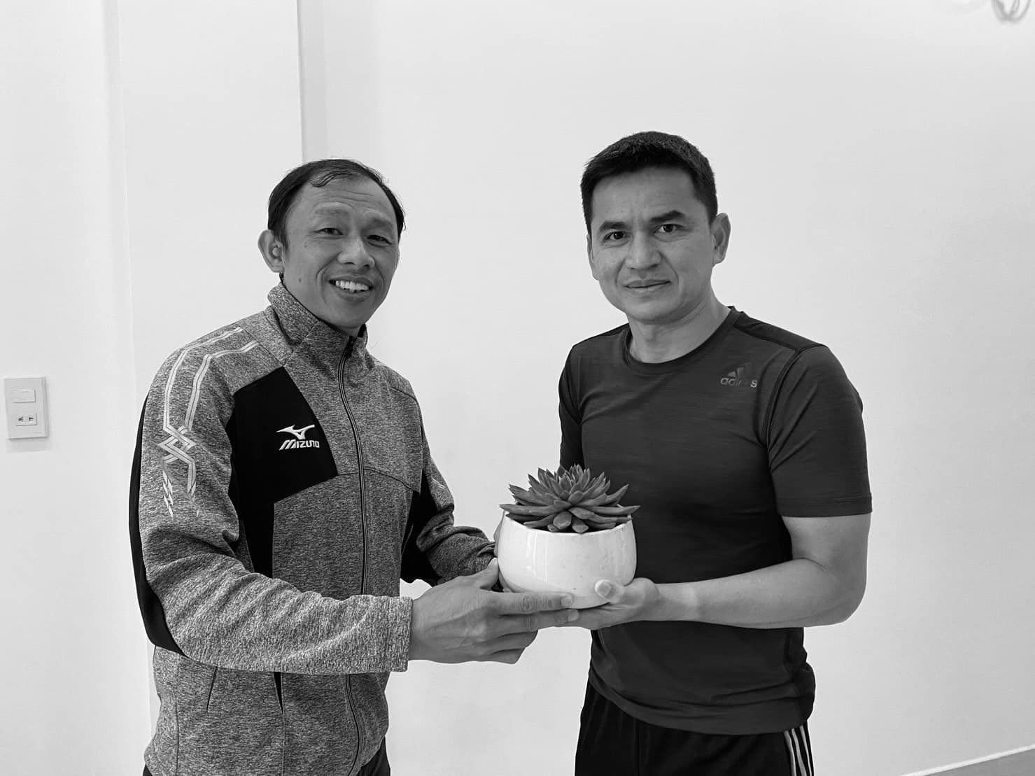 HLV Kiatisuk nghẹn ngào kể về người bạn tri kỷ Dương Minh Ninh - Bóng Đá