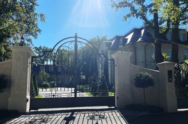 COULD BE WURST Harry Kane takes tour of luxury £29m mansion with pool in ‘Germany’s Hollywood’ as he looks to settle in Munich - Bóng Đá