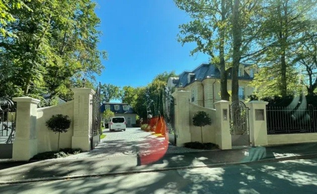 COULD BE WURST Harry Kane takes tour of luxury £29m mansion with pool in ‘Germany’s Hollywood’ as he looks to settle in Munich - Bóng Đá