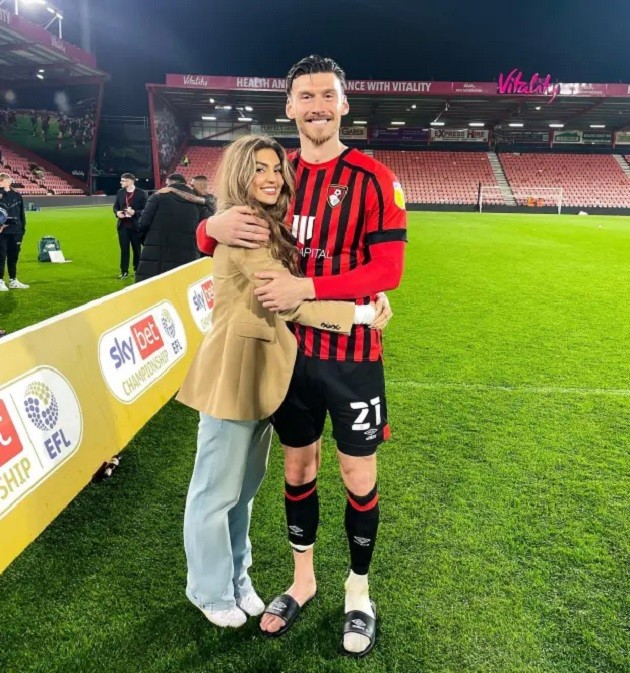 CHAR’S A STAR Wag Charlotte Russell wows in plunging white swimsuit following wedding to Kieffer Moore - Bóng Đá