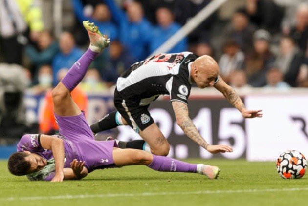 Jonjo Shelvey nervously glances up at club’s new owners after sending off vs. Spurs - Bóng Đá