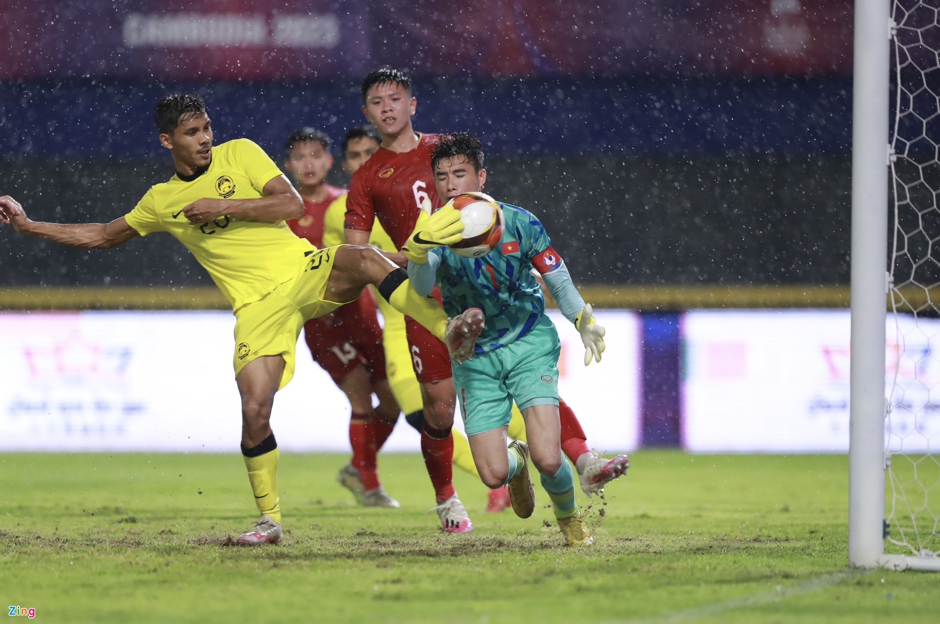 Bàn thắng gây tranh cãi của U22 Malaysia trước Việt Nam - Bóng Đá