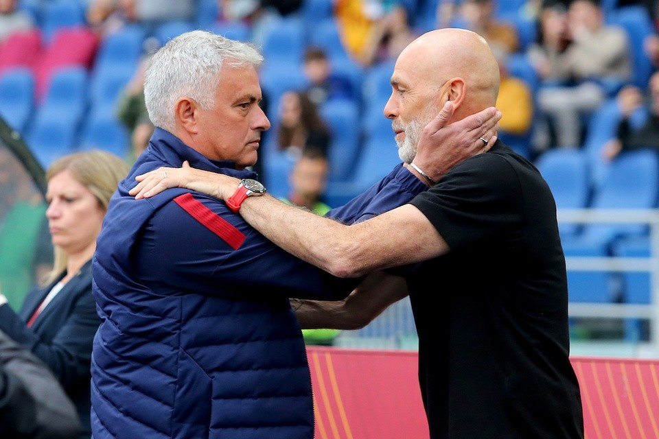 Mourinho giấu micro ở đường biên - Bóng Đá