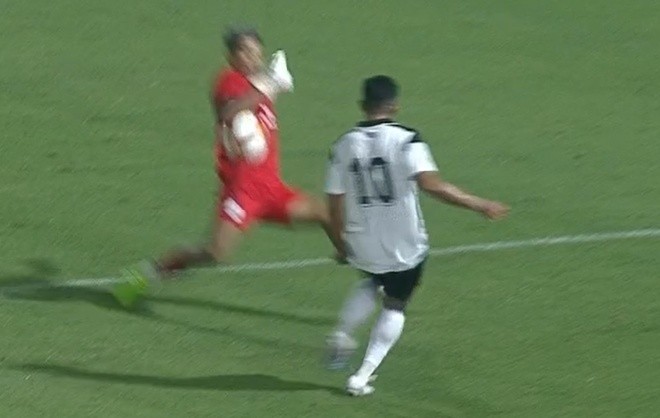 Thủ môn Campuchia không bị đuổi dù chơi bóng bằng tay ngoài vùng cấm - Bóng Đá