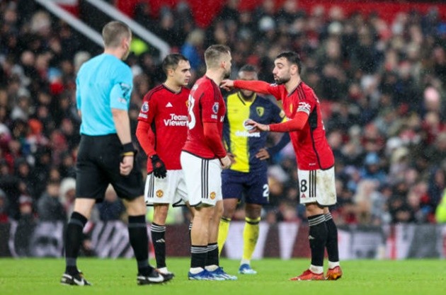 the first time Manchester United have lost a Premier League game at Old Trafford by 3+ goals against a team bottom half  - Bóng Đá