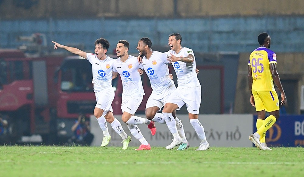 Hà Nội FC gửi công văn phản đối trọng tài lên VFF - Bóng Đá