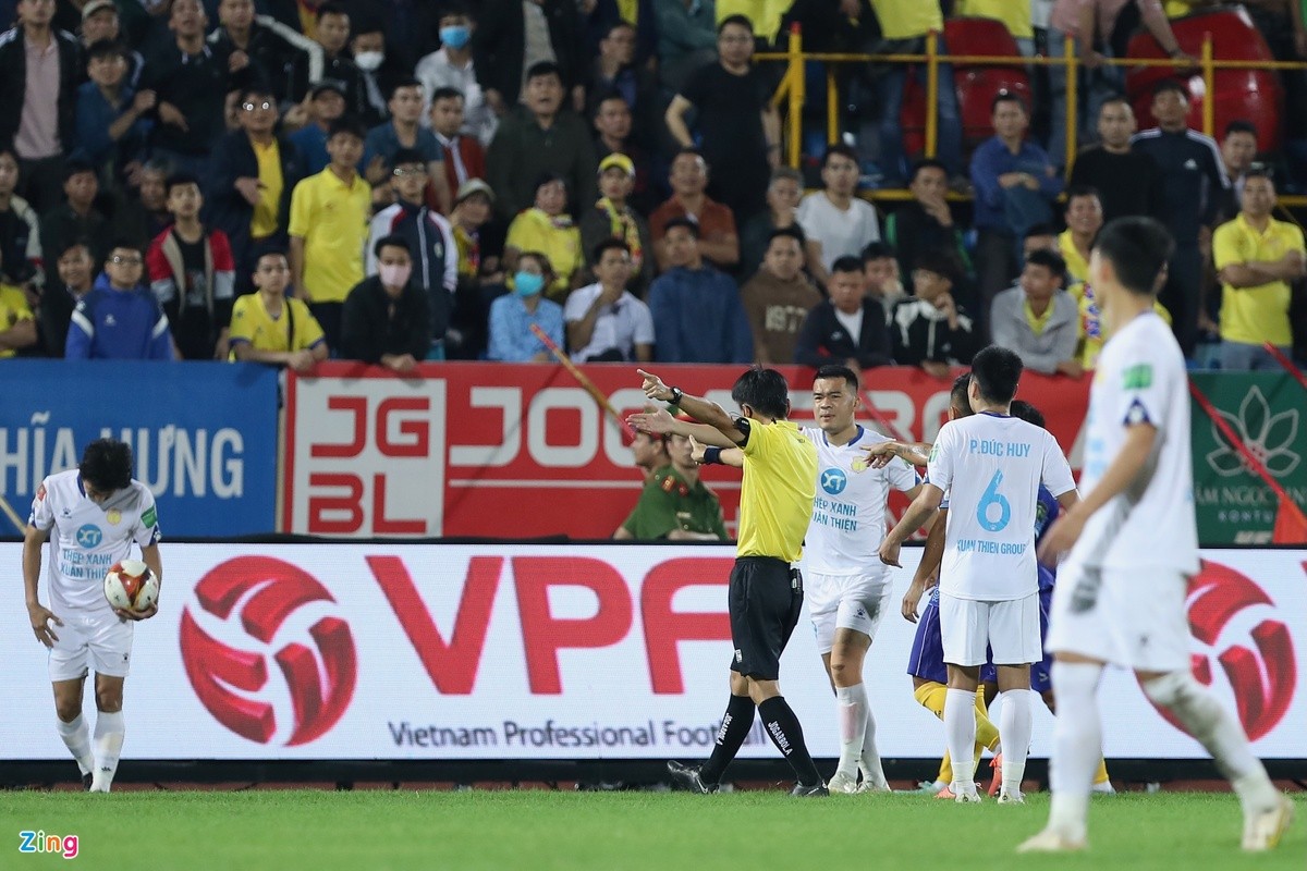 HLV Khánh Hòa bức xúc với trọng tài - Bóng Đá