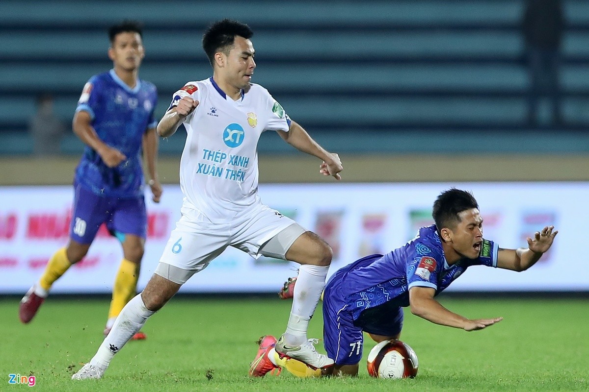 HLV Khánh Hòa bức xúc với trọng tài - Bóng Đá